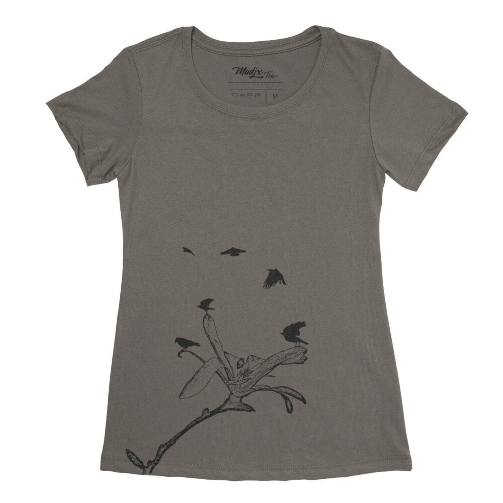 Corbeau et magnolia t-shirt pour femme, encre à base eau imprimé au Québec 3