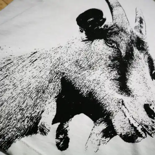 La chèvre t-shirt pour femme, encre à base d eau imprimé au Québec – Image 4