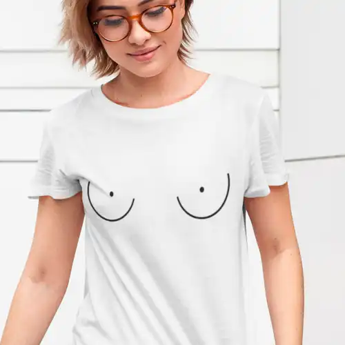 seins sur t-shirt
