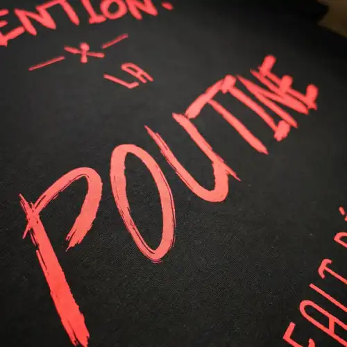 Poutine impression Discharge tshirt imprimé au Québec – Image 2